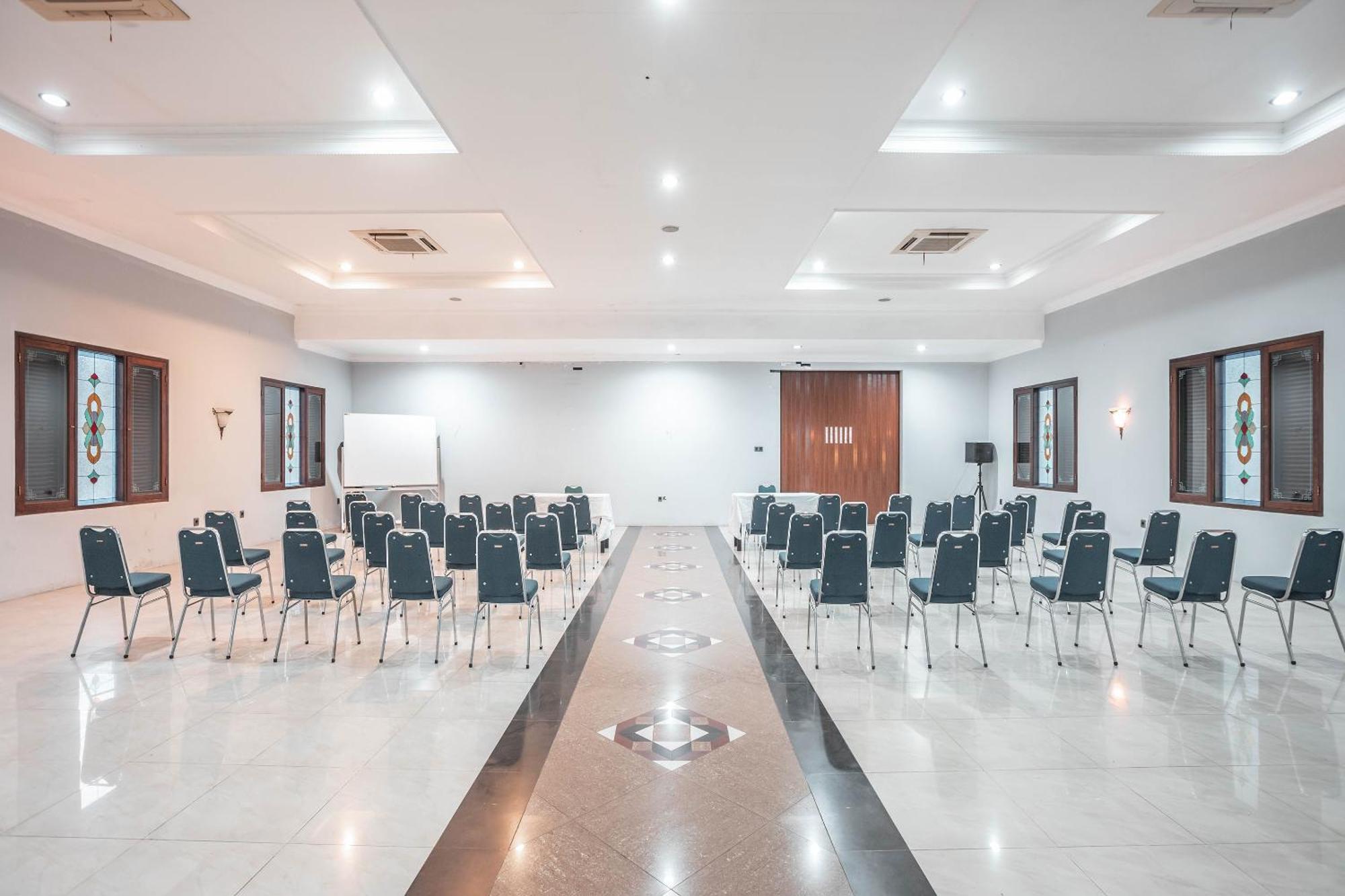 Super Oyo 686 Bunga Karang Hotel Бекаси Экстерьер фото
