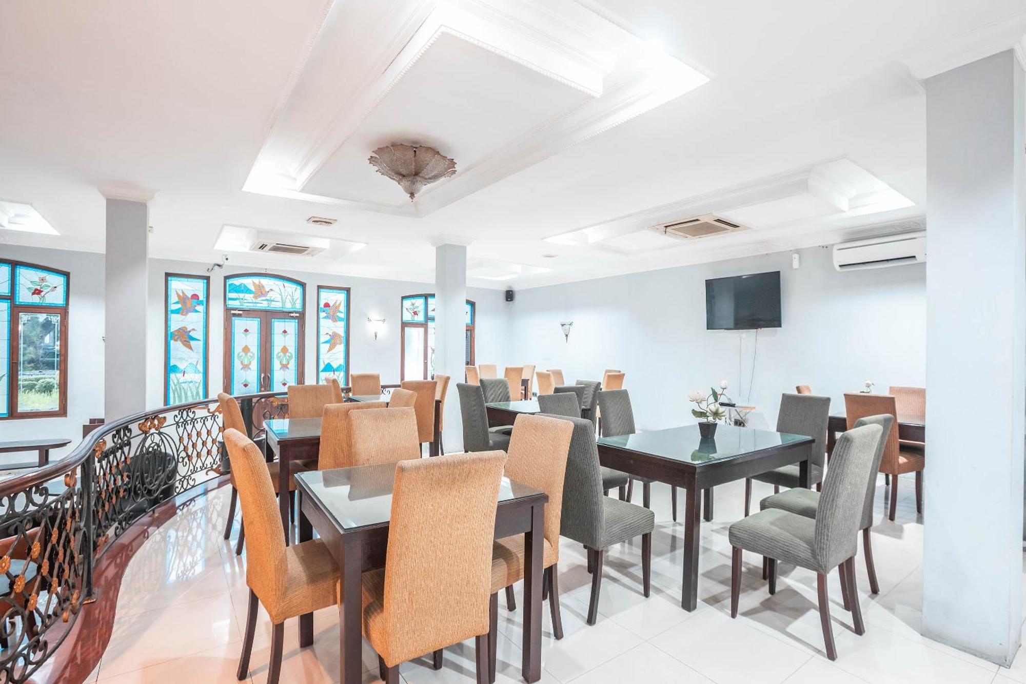 Super Oyo 686 Bunga Karang Hotel Бекаси Экстерьер фото